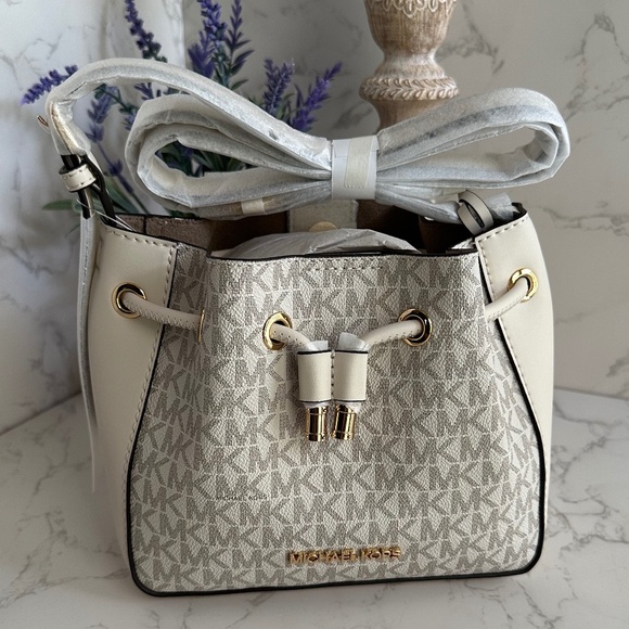 MICHAEL KORS Phoebe Small Logo Bucket Bag - Light Cream - Picture 4 of 14